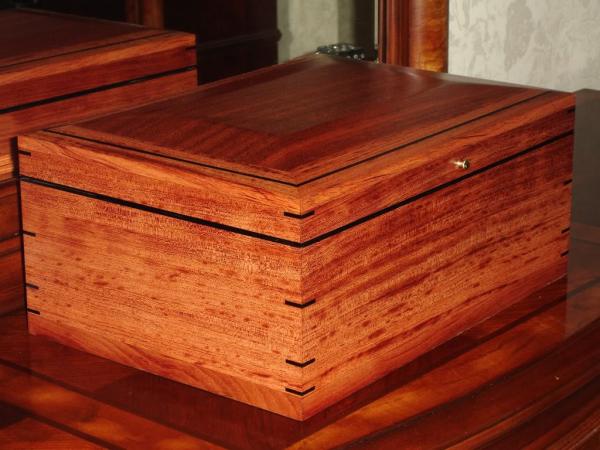 Bubinga, Gabon Ebony & Spanish Cedar
18" x 14" x 8"
Owner:  Smith W. - Mobile, AL
